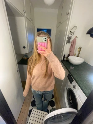 Ljusrosa stickad tröja - En super super mjuk och gosig tröja ifrån samsoe samsoe. Väldigt varm och sticks inte. I alpacaull. Nypris ca 1500kr. Knappt använd.