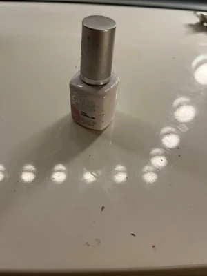 Depend Gellack ljusrosa nagellack - Säljer ett Depend Gellack nagellack i en mjuk ljusrosa nyans. Kommer i en liten fyrkantig flaska med silverfärgat lock och penselapplikator. Perfekt för dig som vill ha en fräsch och naturlig look på naglarna.