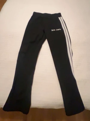 palm angels byxor - säljer mina palm angels byxor i storlek M sitter bra och är knappt använda självklart äkta som ni kan se.