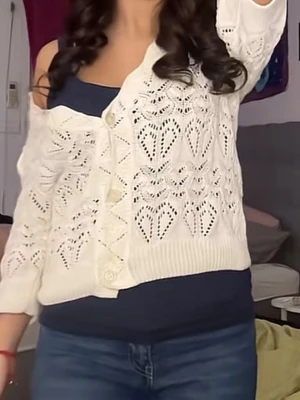 Vit virkad kofta från khapphal  - Supersöt vit kofta från khapphal  med stora knappar framtill. Koftan har v-ringning, ribbade muddar och är lite croppad i modellen. Perfekt att slänga över ett linne eller t-shirt nu inför vår och sommar. Har använt koftan fåtal gånger så såggott som nytt skick. Skriv gärna för frågor.