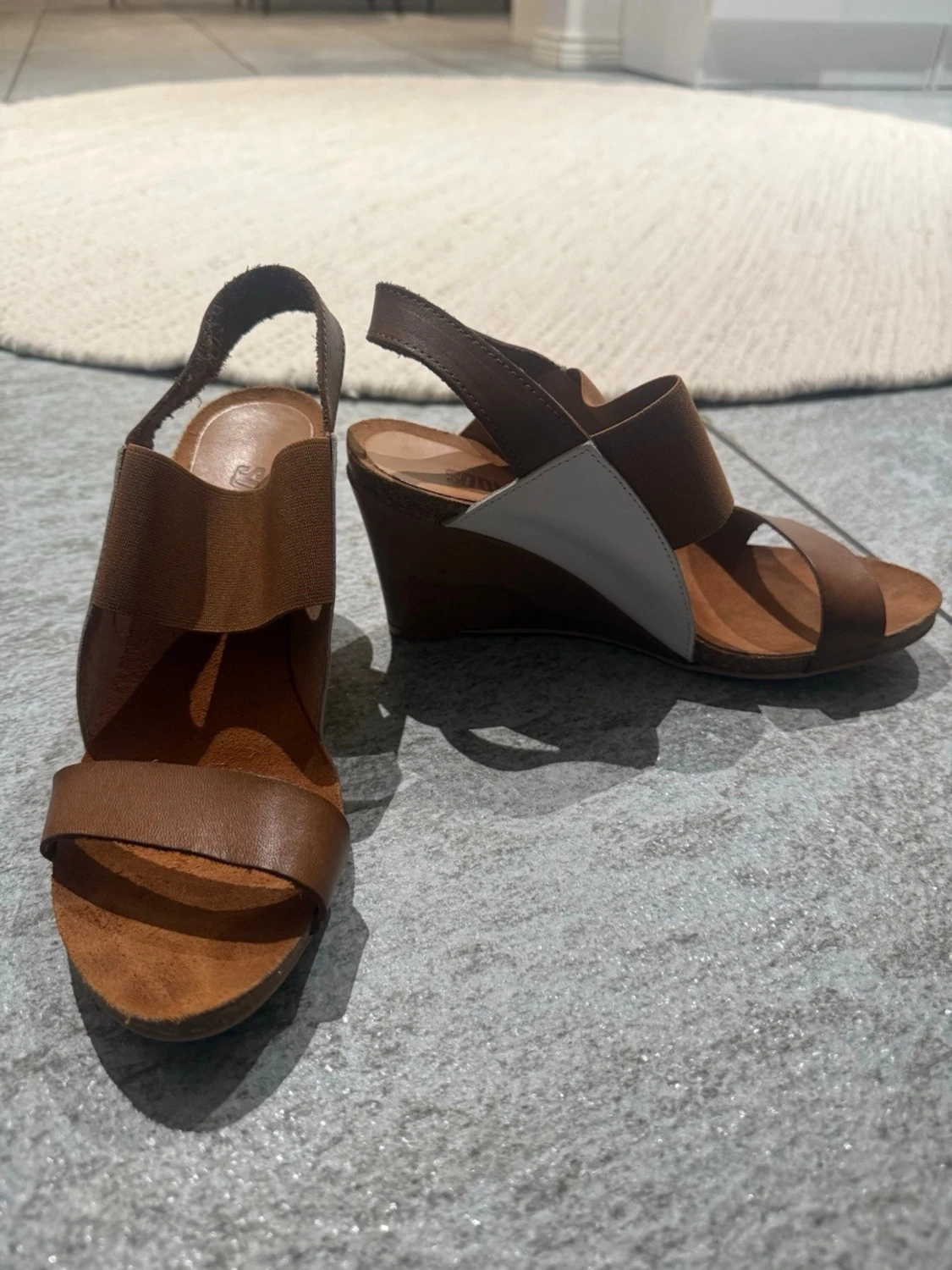 Bruna kilklackade sandaler