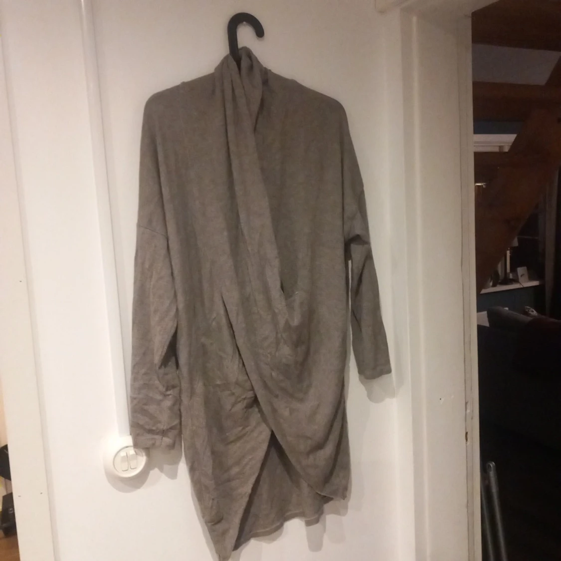 Grå lång kofta med draperad front