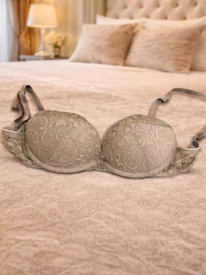 Grön spets-bh med vaddering - Säljer en elegant grön bh med vadderade kupor och vacker spetsdetalj över hela ytan. Bh:n har justerbara axelband och bygel för extra stöd. Perfekt för dig som gillar en feminin och stilren look. Storlek 65 C. 