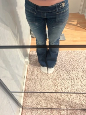 Blå bootcut jeans från Gina Tricot - Har använt max 3 gånger💕köpte för 400kr