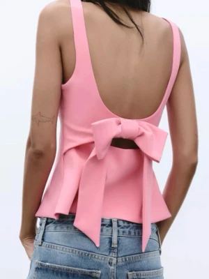 Zara topp med rosett  - Använt 2-3 gånger, är för liten i bysten för mig men förövrigt en super fin topp från Zara med rosset där bak💓💓