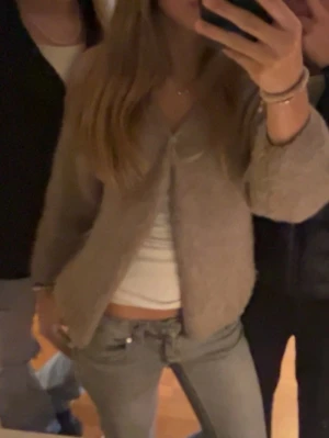 Beige/brun stickad kofta - Trendig kofta från Lindex som bara används få gånger💕💕💕