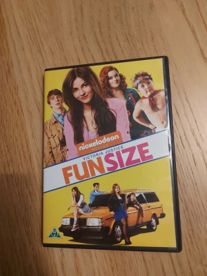 Fun Size DVD Nickelodeon - Säljer en DVD med filmen Fun Size från Nickelodeon med Victoria Justice i huvudrollen. Omslaget är färgglatt med gul bakgrund och bilder på karaktärerna samt en bil. DVD-fodralet är svart och tillverkat i plast.