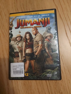 Jumanji: Welcome to the Jungle DVD - DVD-film med äventyrstema, Jumanji: Welcome to the Jungle. Fodralet är svart plast med färgstark omslagsbild och text på både svenska och engelska. Innehåller special features och är märkt med åldersgräns 12 år.