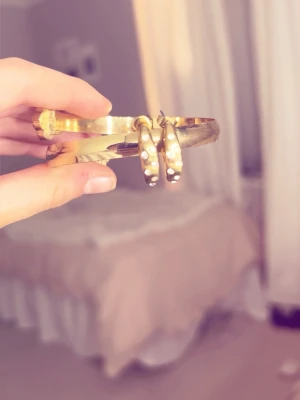 Ett par örhängen och ett armband - Säljer ett snygg armband och ett par örhängen k guld – armbandet är i guld med små diamanter på och örhängen är gulda med blängande prickar på. Perfekta för att ge din outfit lite extra bling och edge. Båda smyckena för 15 kr.  Gå in på mitt konto jag säljer FLERA smycken  i olika former och färger. 