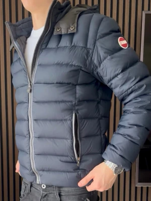 Colmar "Down Jacket" Jacka - Colmar "Down Jacket" Jacka | Modell: Down Jacket | Skick: Nyskick | Nypris: 5500+ kr | Storlek: M | Hör av dig vid minsta fundering 📦