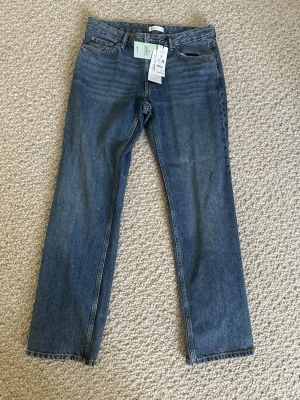 Low straight jeans från Gina Tricot - Säljer ett par klassiska blå low straight jeans från Gina Tricot i modellen 'perfect jeans'. De har en rak passform med normal midja. Färgen är en snygg mörkblå denim som passar till allt. Pris kan diskuteras 