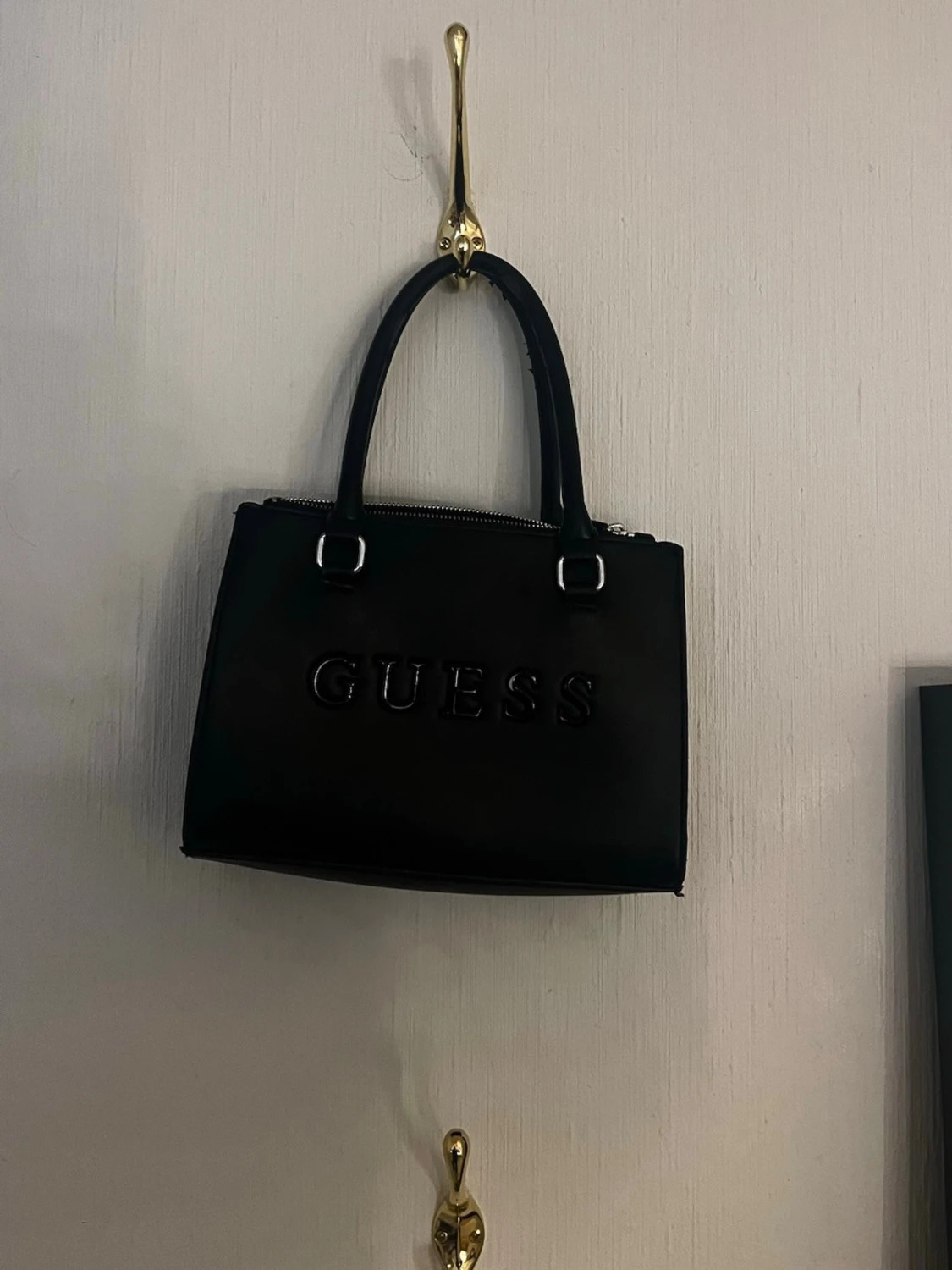 Svart handväska från Guess