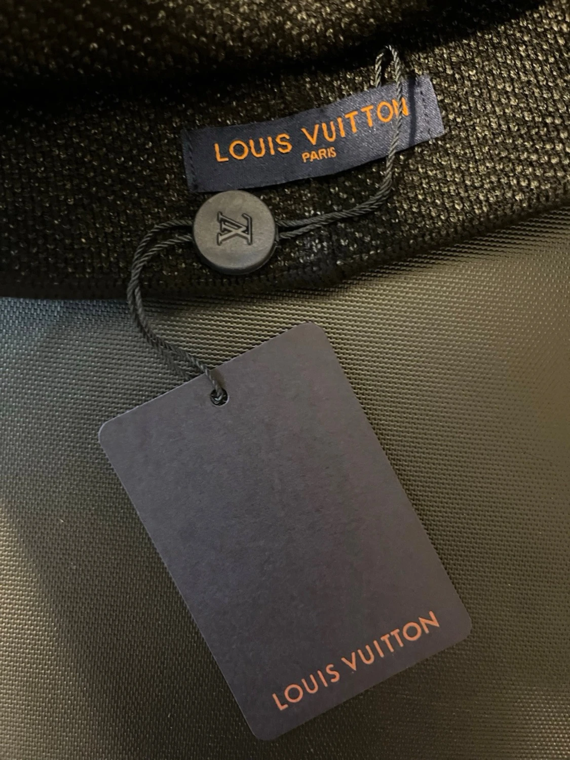 Svart mössa med logga - 2