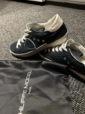 Philippe Model skor - Snygga mörkblå skor från Philippe Model                       Nya!                                                                                        Priset kan diskuteras! 