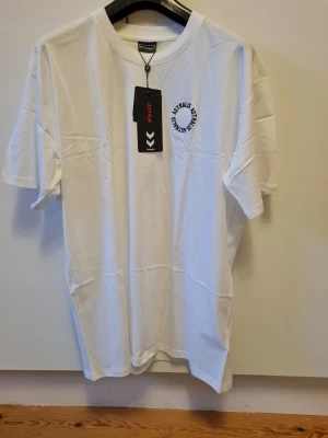 Astralis x Hummel 24/25 Fan Circle tee vit t-shirt strl L - Helt ny och aldrig använd med etikett. 100% bomull. Storlek L. 