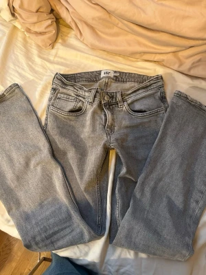 Low boot lager 157 - Lager 157 low boot. Säljer ett par ljusgrå jeans från 157 med klassisk femficksdesign och utsvängda ben. Jeansen har normal midja och är tillverkade i denim med snygg tvättad look. Perfekta för en avslappnad och trendig stil.