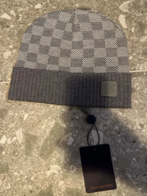 Monogram mössa - Helt ny
