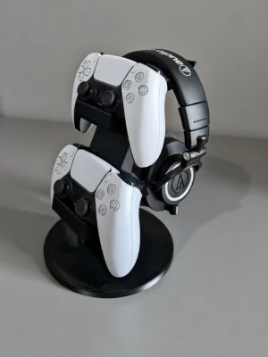 PlayStation 5 kontroll ställ  - Headset och kontroll ställ för ps5 OBS kontroller och headset ingår ej. 3d printad i pla 
