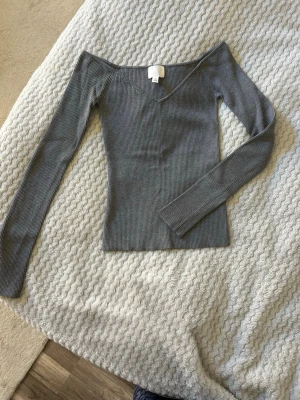 Grå tröja - Går ribbad topp med offshoulder från HM i storlek XS
