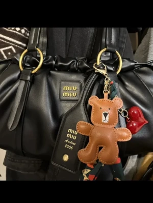 Svart handväska från Miu Miu - Säljer en svart handväska från Miu Miu.  Köptes för 6789kr. Säljs för 2590kr vill du ha billigare får du gärna skriva så kan vi försöka lösa  