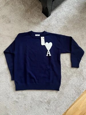 Ami Paris - Navy - *PRIS KAN DISKUTERAS PRIVAT* Säljer en helt ny AMI Paris stickad tröja med tags kvar.  • Färg: Navy/blå • Klassisk AMI hjärtlogga med “A” på bröstet • Rund hals • Made in Portugal • Premiumkvalitet • Aldrig använd  Perfekt statement-piece och väldigt eftertraktad modell. *PRIS KAN DISKUTERAS PRIVAT*
