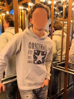 Grå Orginal Hoodie - Säljer totalt 5st Gråa original hoodies. 2st Small, 2st Medium, 1st Extra large.