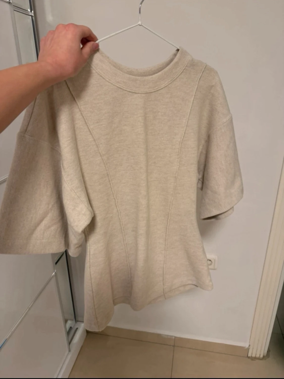 Beige oversized topp med vida ärmar