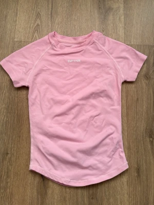 Dfyne Impact Short Sleeve Top - Light Rosé Pink - Endast testad! Var för liten för mig , Stl S