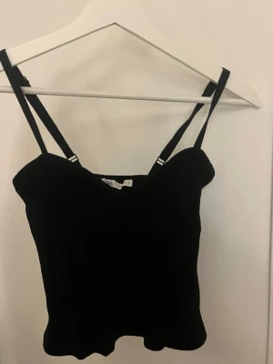 svart zara topp - snygg tajt ribbad svart topp från zara!🖤