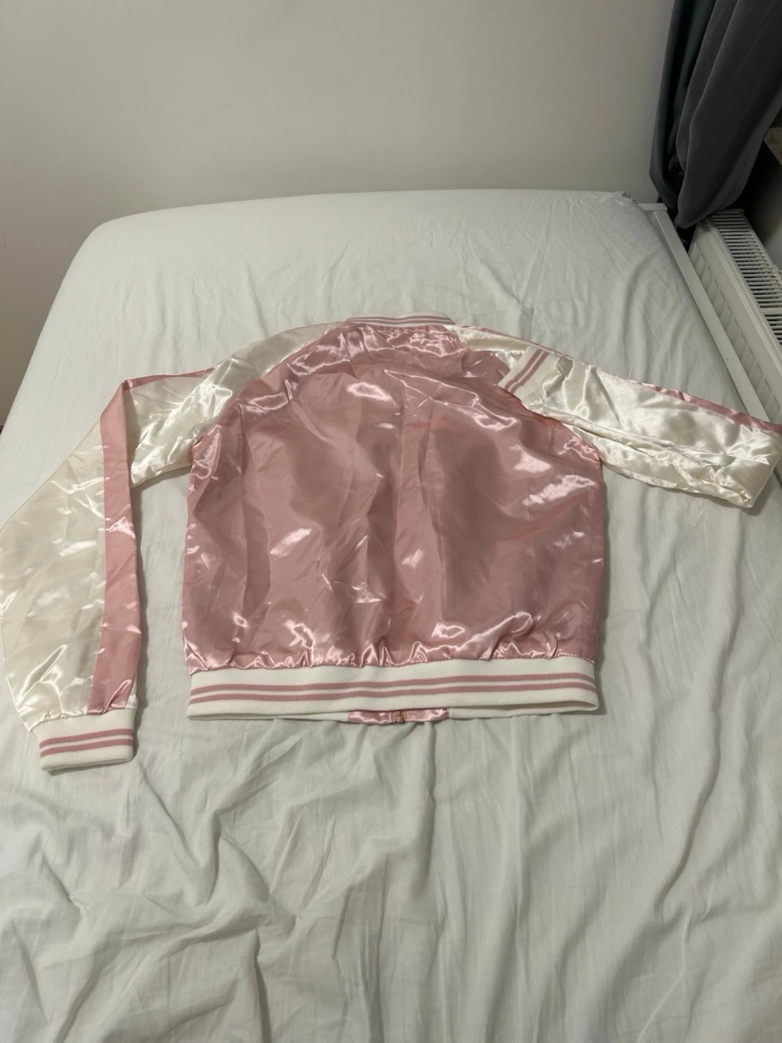 Rosa och vit bomberjacka med brodyr - 1