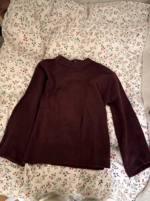 Stickad tröja - Fin vinröd stickad tröja. 