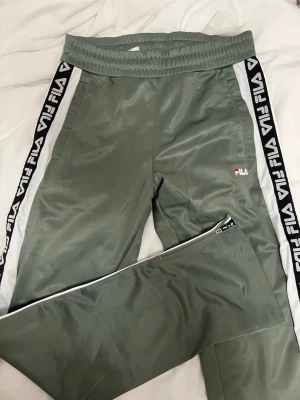 FILA byxor - Byxor från Fila. Använd fåtal gånger. Är som nya.