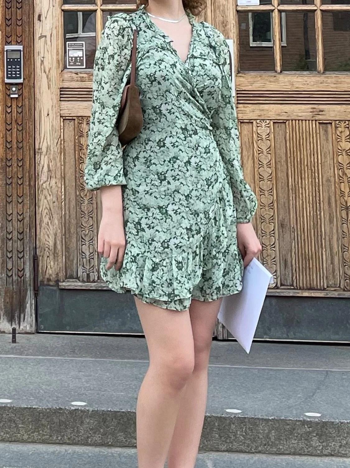 Blommig omlottklänning i ljusgrönt - 2