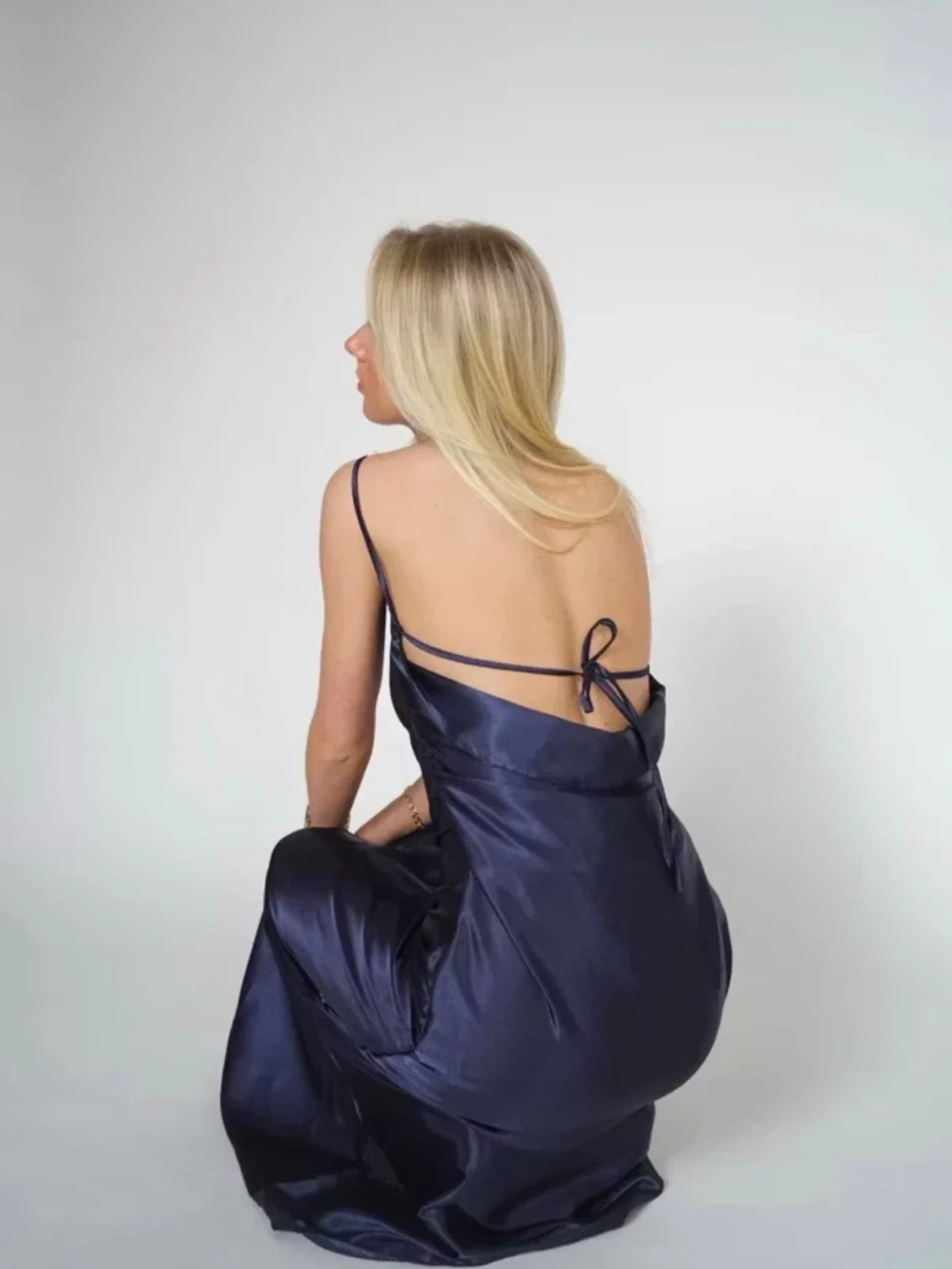 Marinblå långklänning i satin - 1