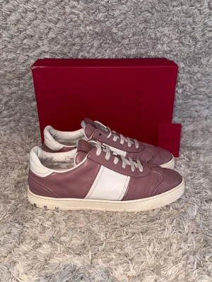 Valentino Flycrew - | Skick: 7/10 | Förg: Rosa och vit | Vad inkluderas: Rnbart skorna | Nypris: 7 200kr |