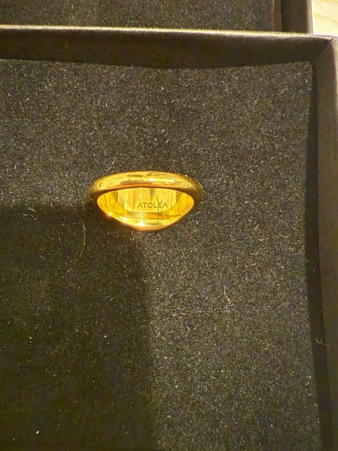 Guldplaterad ring med pärlemordetalj 