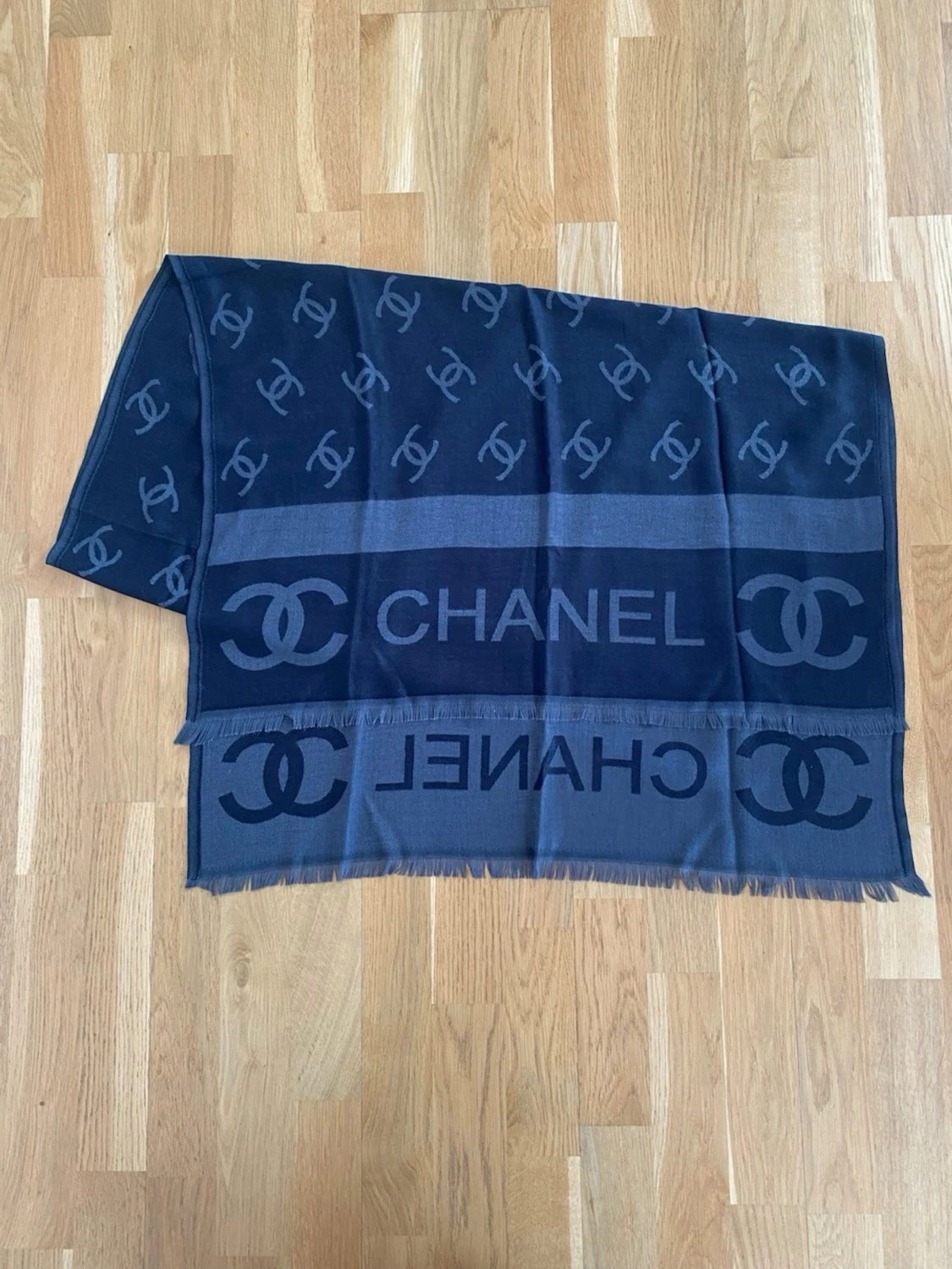 Mörkgrå halsduk från Chanell - 2