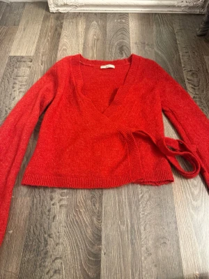 Röd omlottstickad tröja Gina Tricot - Snygg röd stickad omlott-tröja från Gina Tricot med långa ärmar och ribbade muddar. 