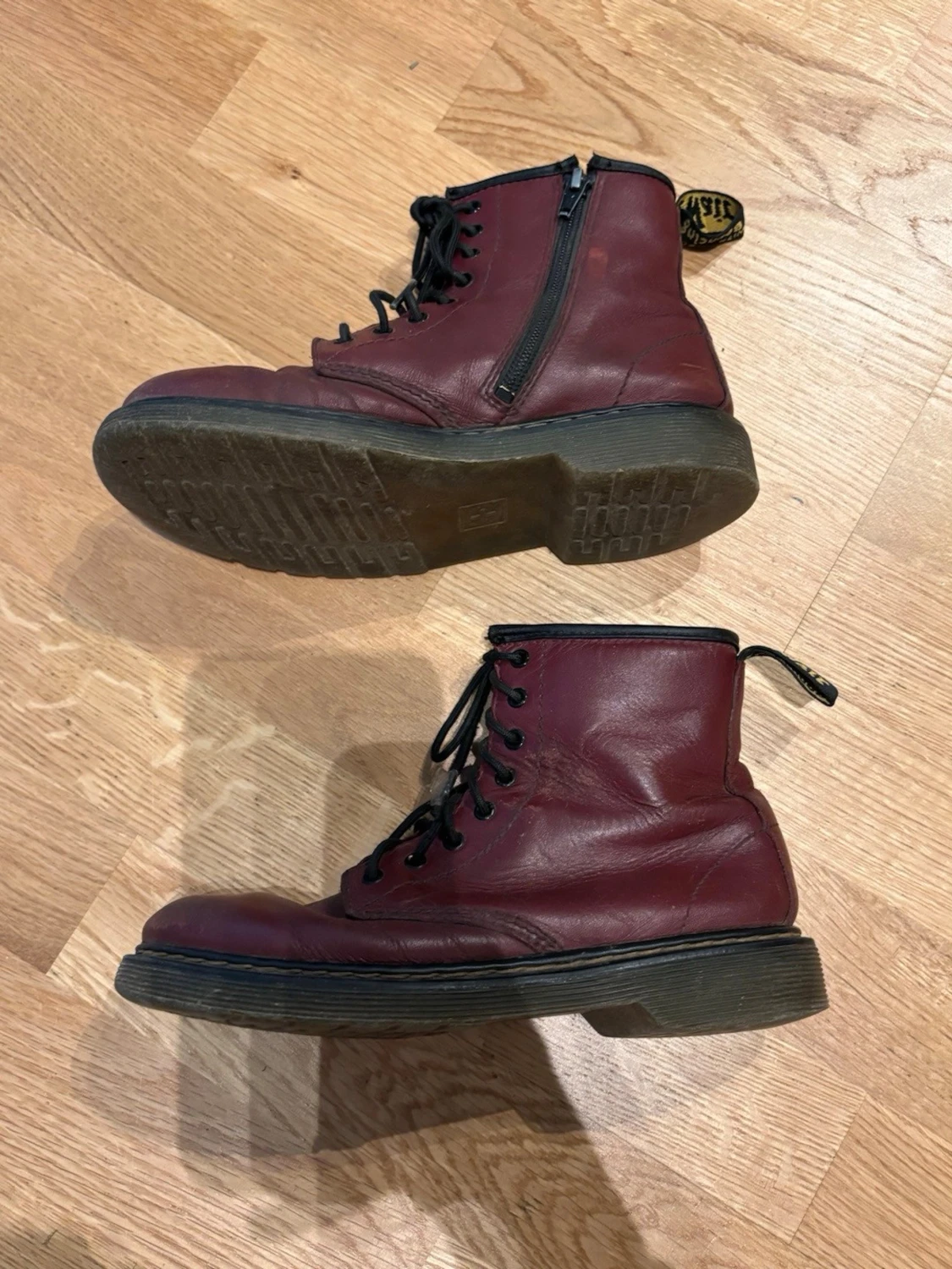 Vinröda Dr. Martens boots stl 35