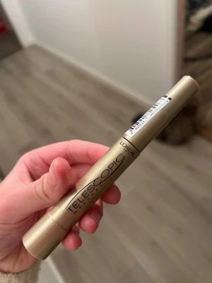 L'Oréal Telescopic Mascara svart - L'Oréal Telescopic Mascara i svart med en smal och flexibel borste för att separera och förlänga fransarna. Hylsan är guldig och har en stilren, avlång form. Perfekt för dig som vill ha långa och definierade fransar. Helt ny 