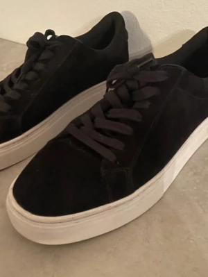 Mörkblåa mockaskor med vit sula - Vagabond Paul 2.0 Mörkblå modell 5383-040-67.  Använda endast en gång. Inga synliga skador, i mycket gott skick.  Nypris: 1400 kr Pris går att förhandla