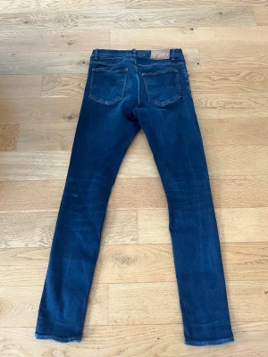 Mörkblå skinny jeans - Säljer ett par schyssta mörkblå tiger of Sweden jeans 