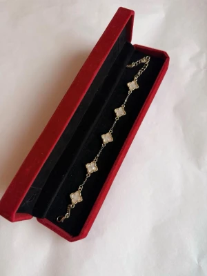 Guld Armband  - Helt ny aldrig använd. Rostfritt stål. Justerbar