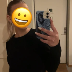 Svart stickad tröja från VILA - En svart stickad tröja från VILA med rund halsringning och långa ärmar. Tröjan har en klassisk och enkel design som passar till många olika stilar. Ribbstickade muddar vid hals, ärmslut och nederkant. Perfekt basplagg i garderoben.