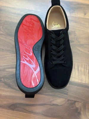 Svarta Loubs utan spikar - Schyssta Loubs! Nästan nytt skick använda 1 dag.      Skriv gärna vid minsta fundering!