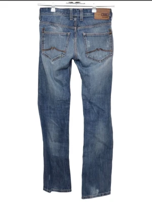 Blå jeans från Mustang  - Snygga Jeans med slitningar från märket ”Mustang”. De har fått bra slitningar och färgen har blivit fin. Inga defekter finns. Pris kan sänkas vid snabb affär!