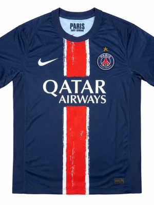 PSG matchtröja 24/25 UCL winners Nike blå - Snygg PSG matchtröja i mörkblått med röd och vit rand i mitten. Framsidan har Qatar Airways-logga och PSG-emblem, medan baksidan har texten 'Champions of Europe', siffran 25 och 'ICI C'EST PARIS'. Tillverkad i lätt och ventilerande material, perfekt för fotboll.