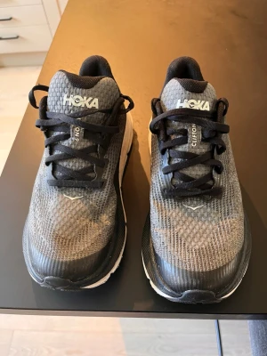 Hoka clifton 9 - Bra dämpad löparsko som köptes i fel storlek. Använda en gång. 
