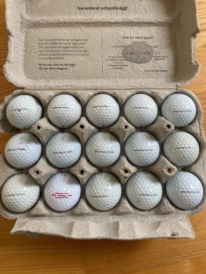  Titleist Pro V1  - Säljer ett gäng vita golfbollar av modellen Titleist Pro V1. Perfekt för dig som vill fylla på golfväskan med kvalitetsbollar. 14 stycken Pro V1 och 1 truefeel.