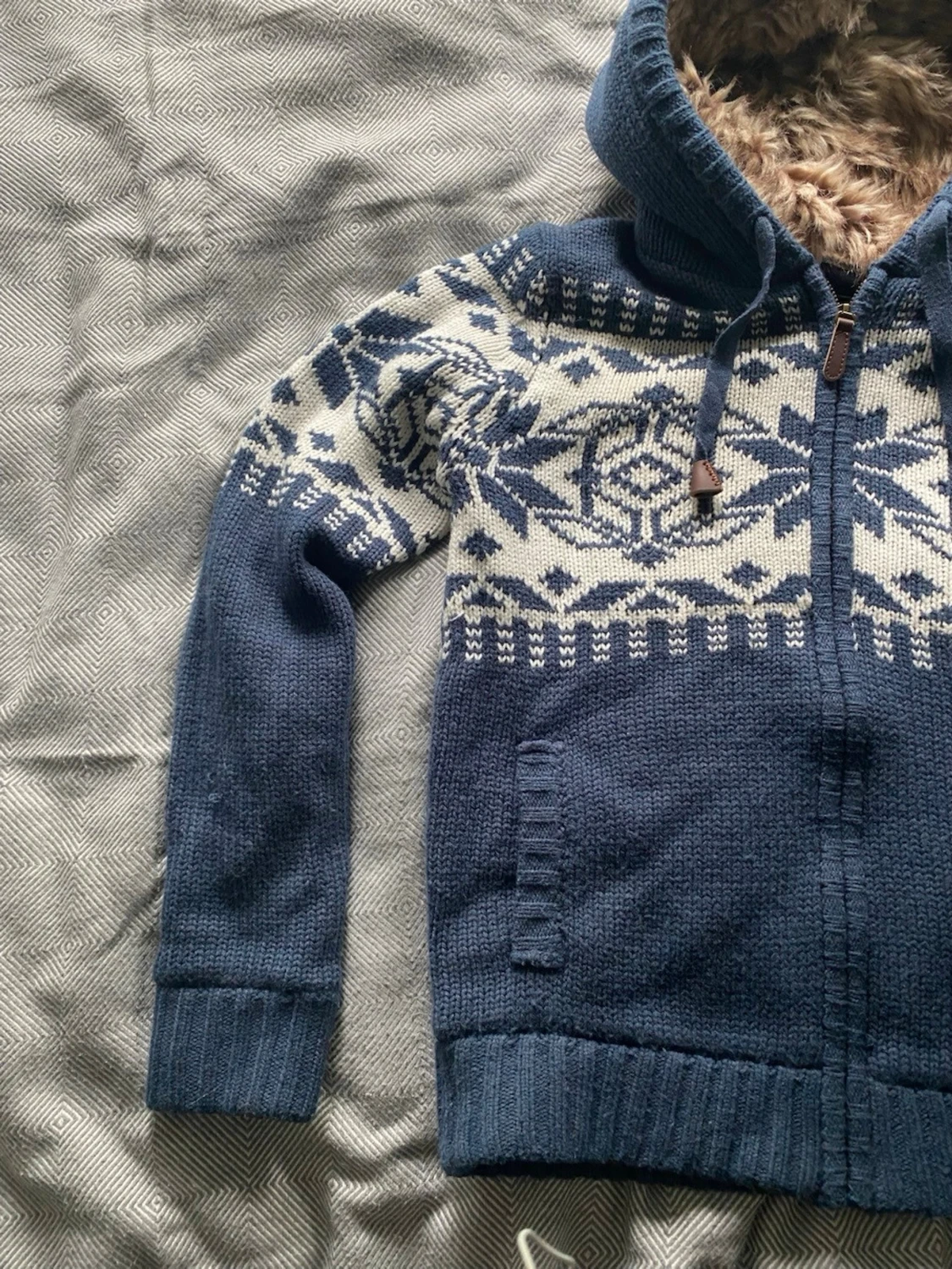 Blå stickad hoodie med mönster - 2